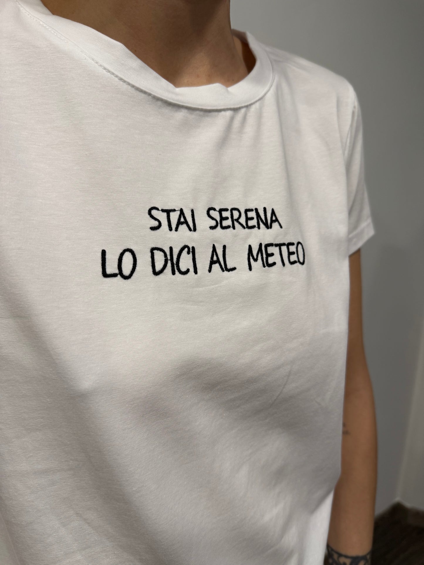 T-shirt con ricamo “stai serena lo dici al Meteo”