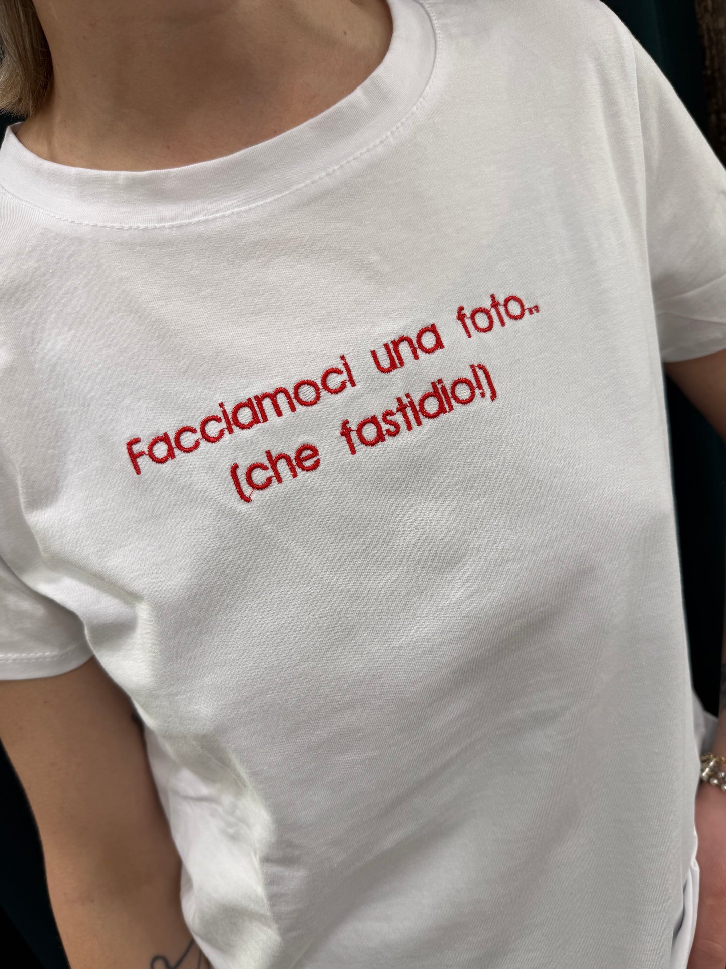 T-shirt “Facciamoci una foto, che fastidio”