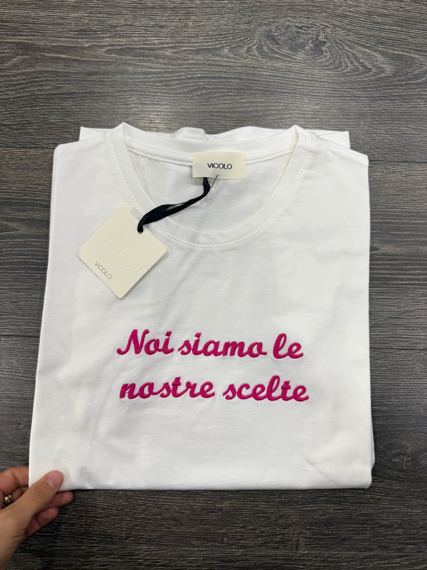 T-shirt Vicolo ricamo Rosa Acceso “noi siamo le nostre scelte”