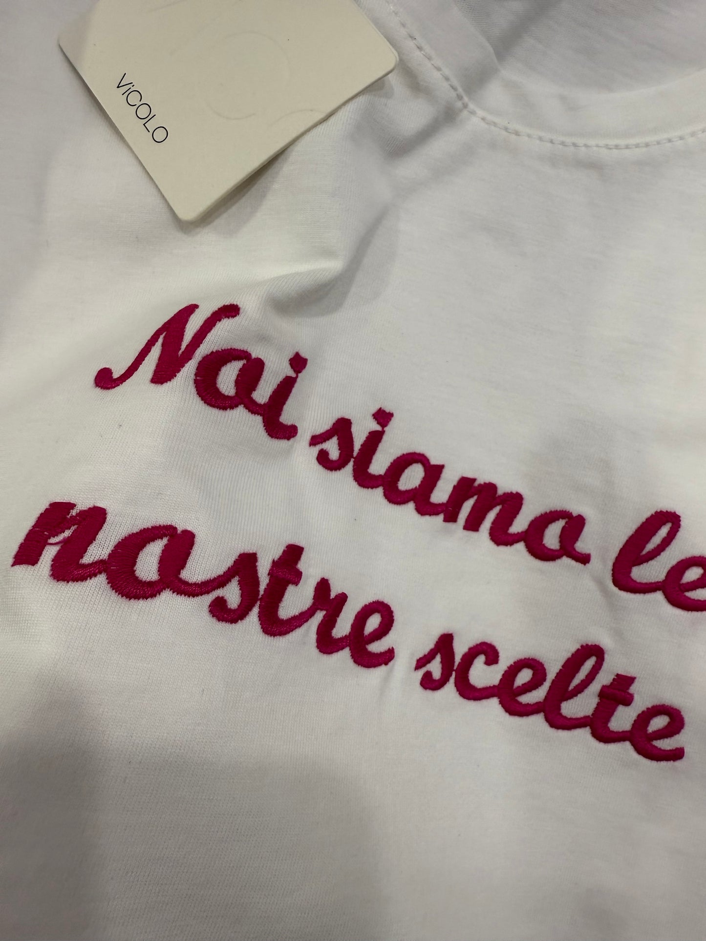 T-shirt Vicolo ricamo Rosa Acceso “noi siamo le nostre scelte”