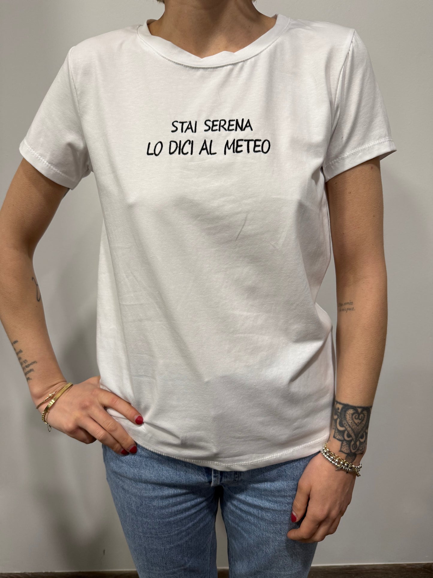 T-shirt con ricamo “stai serena lo dici al Meteo”