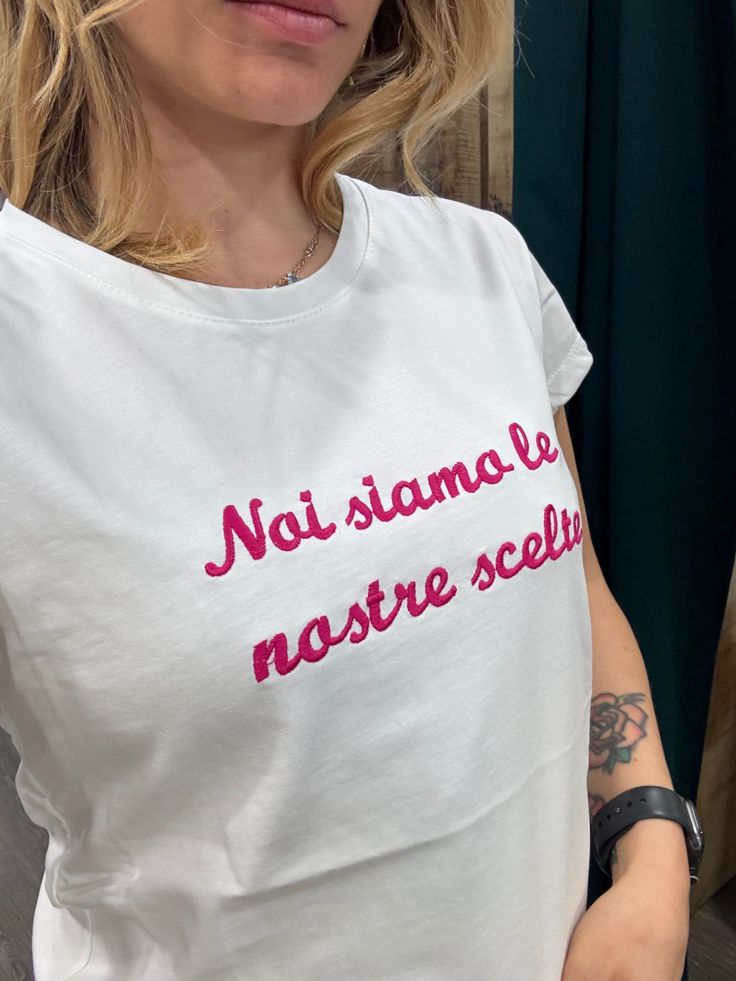 T-shirt Vicolo ricamo Rosa Acceso “noi siamo le nostre scelte”