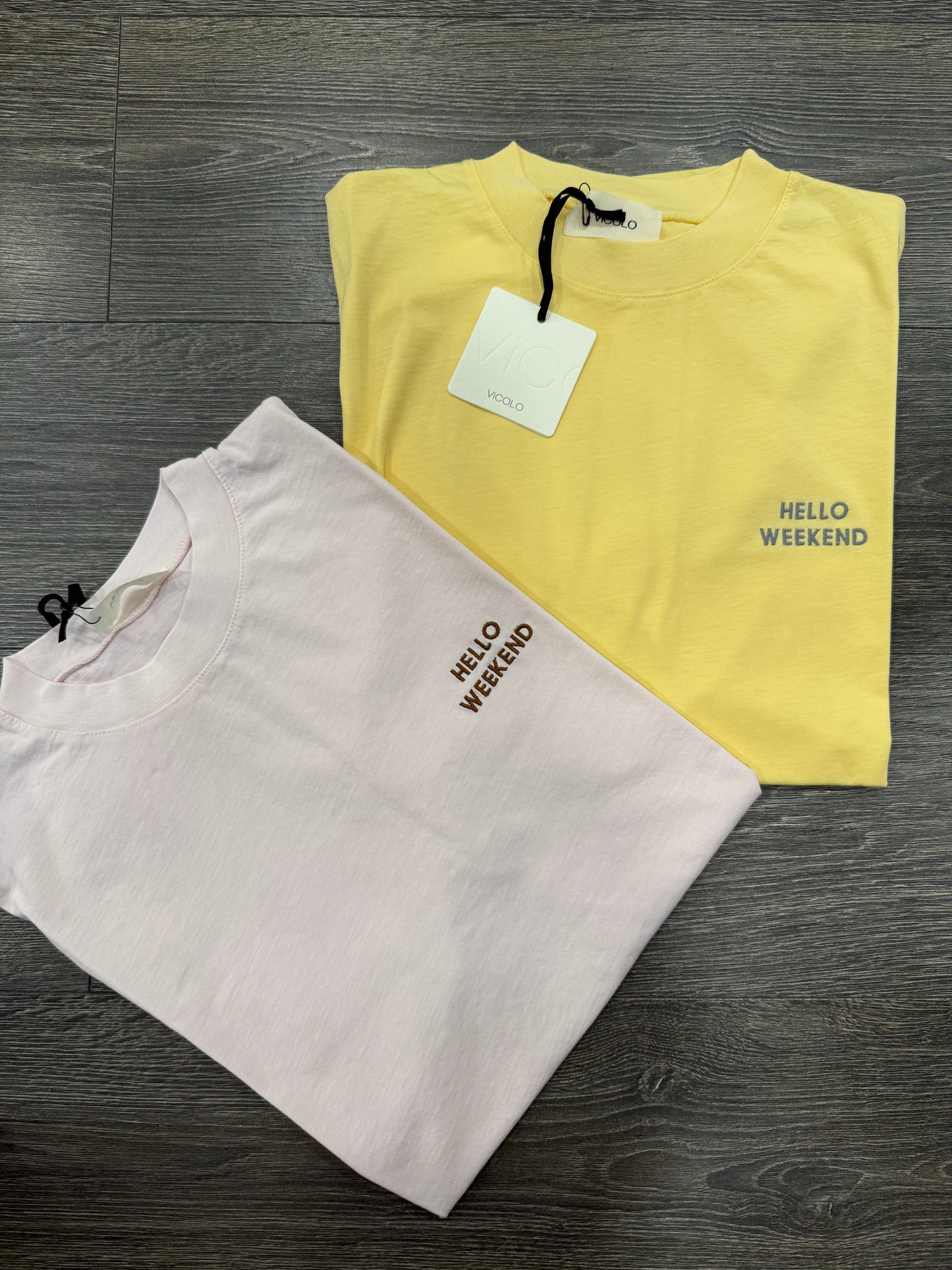 T-shirt Vicolo in Cotone con Ricamo “hello weekend”