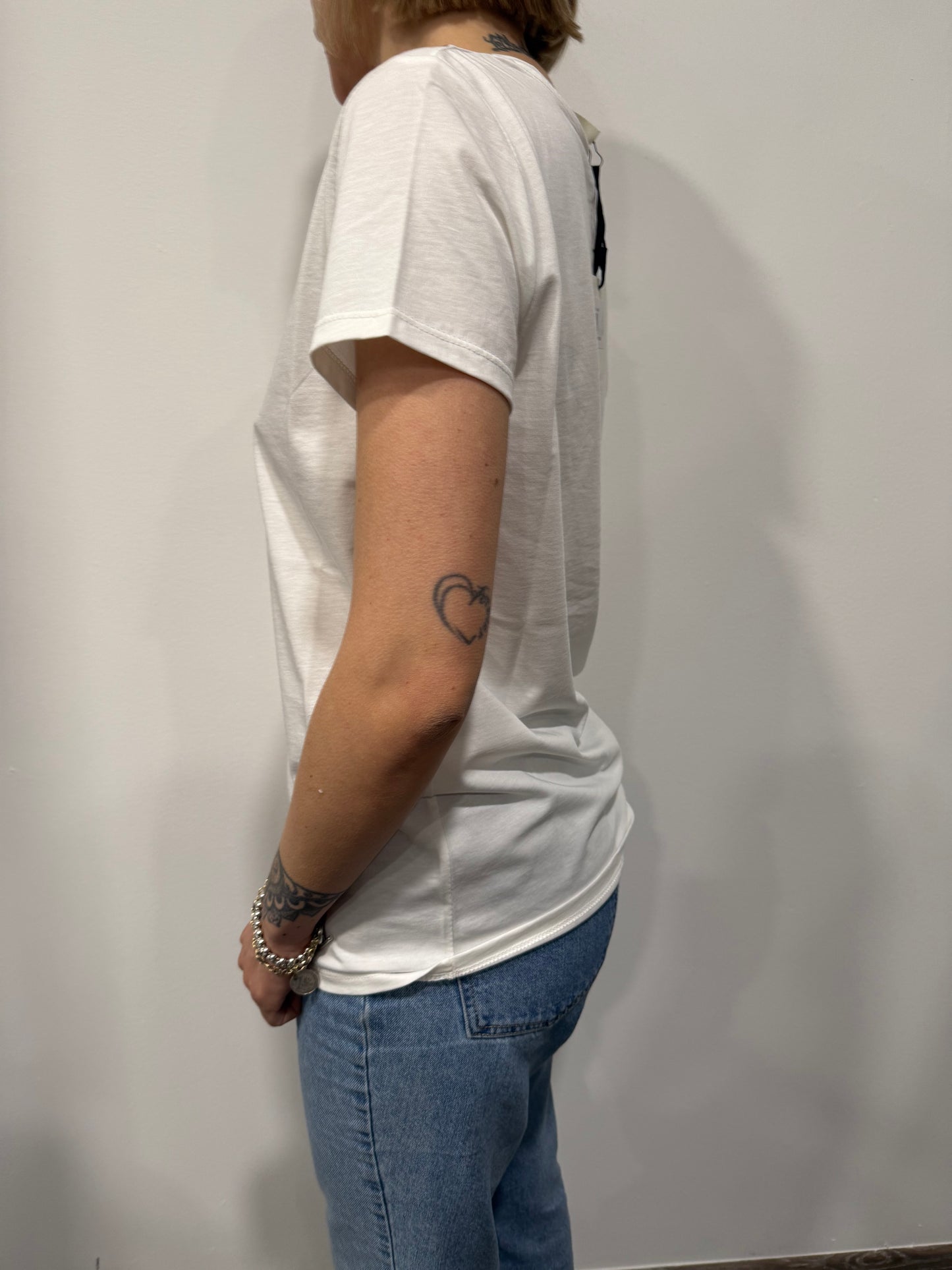 T-shirt con ricamo “stai serena lo dici al Meteo”