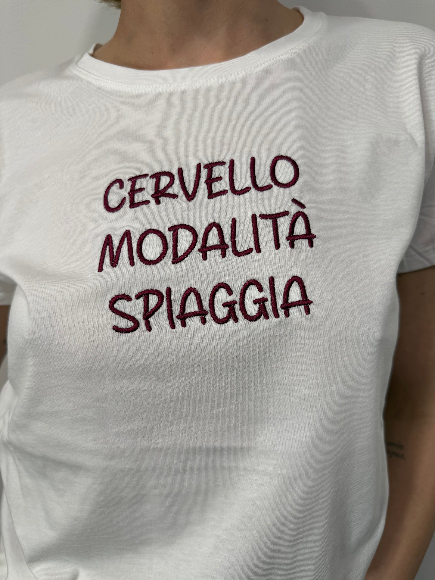 T-shirt Vicolo in Cotone Con Scritta Ricamata “ cervello modalità spiaggia”