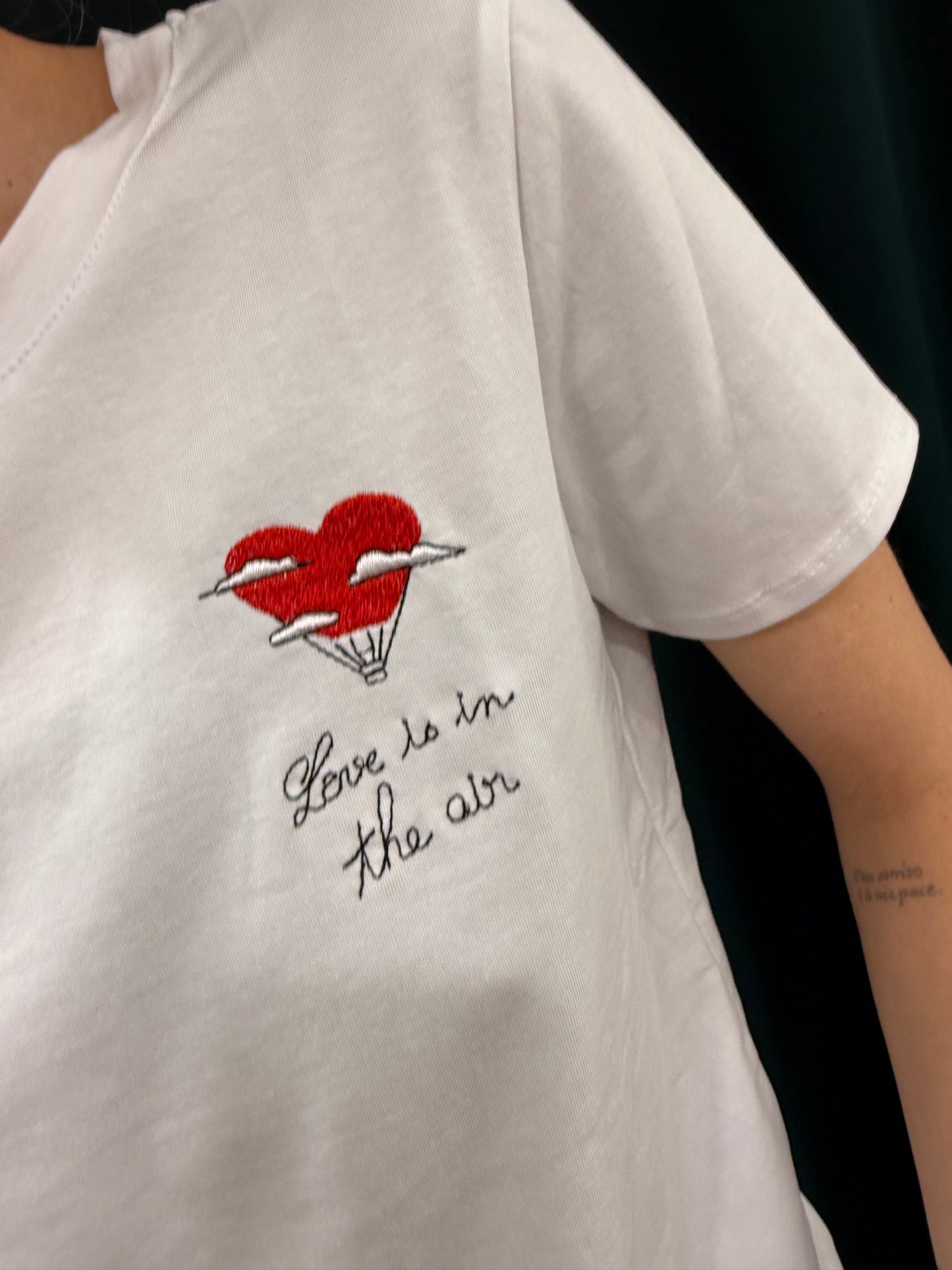 T-shirt “Love is in the air”