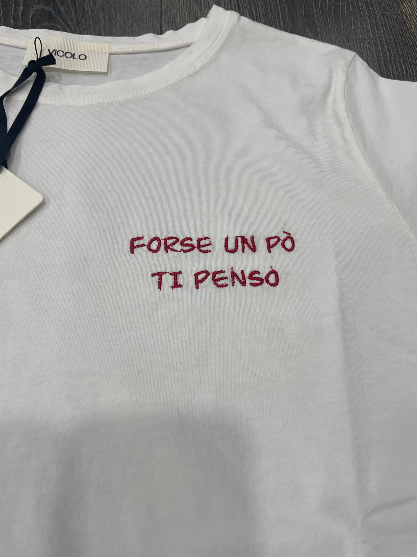 T-Shirt Vicolo Scritta Ricamo Forse un Po’ Ti Penso