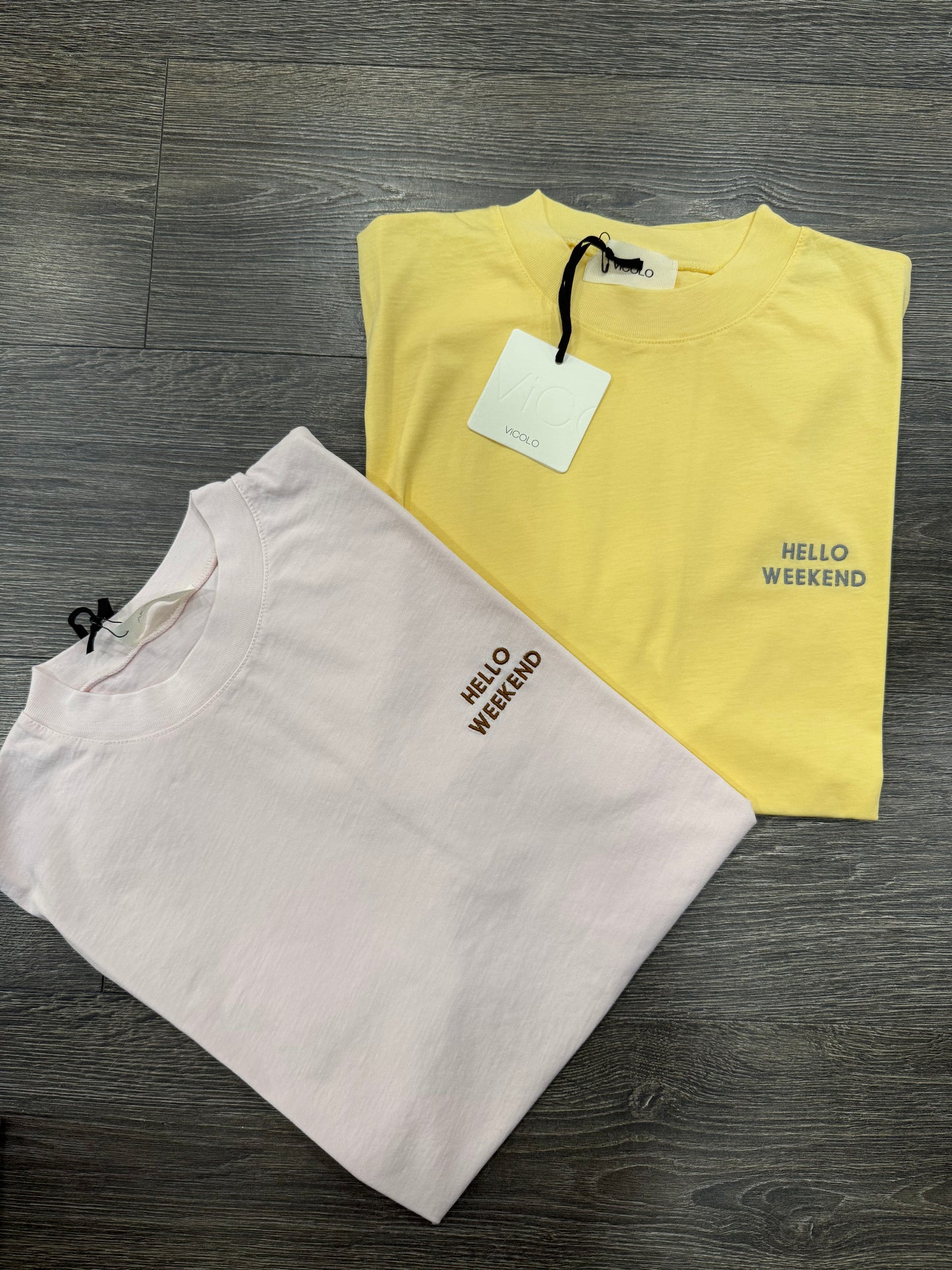 T-shirt Vicolo in Cotone con Ricamo “hello weekend”