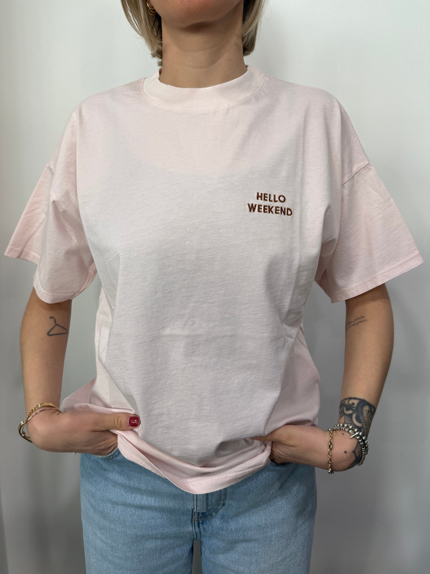 T-shirt Vicolo in Cotone con Ricamo “hello weekend”