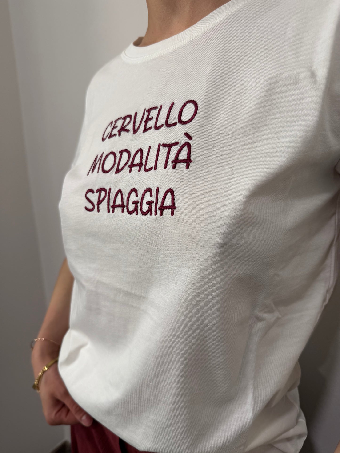 T-shirt Vicolo in Cotone Con Scritta Ricamata “ cervello modalità spiaggia”