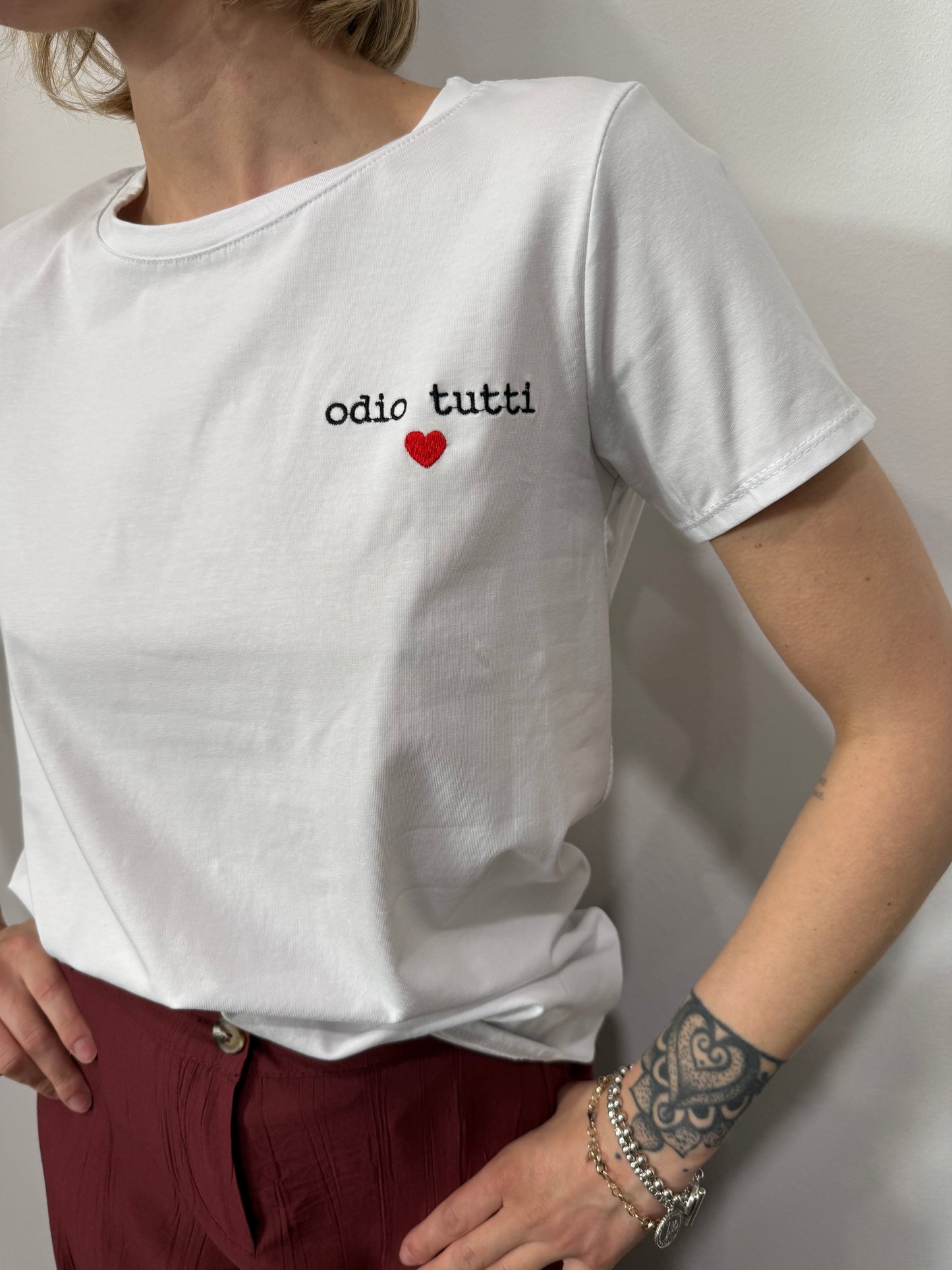 T-shirt Scritta Ricamata “odio tutti”