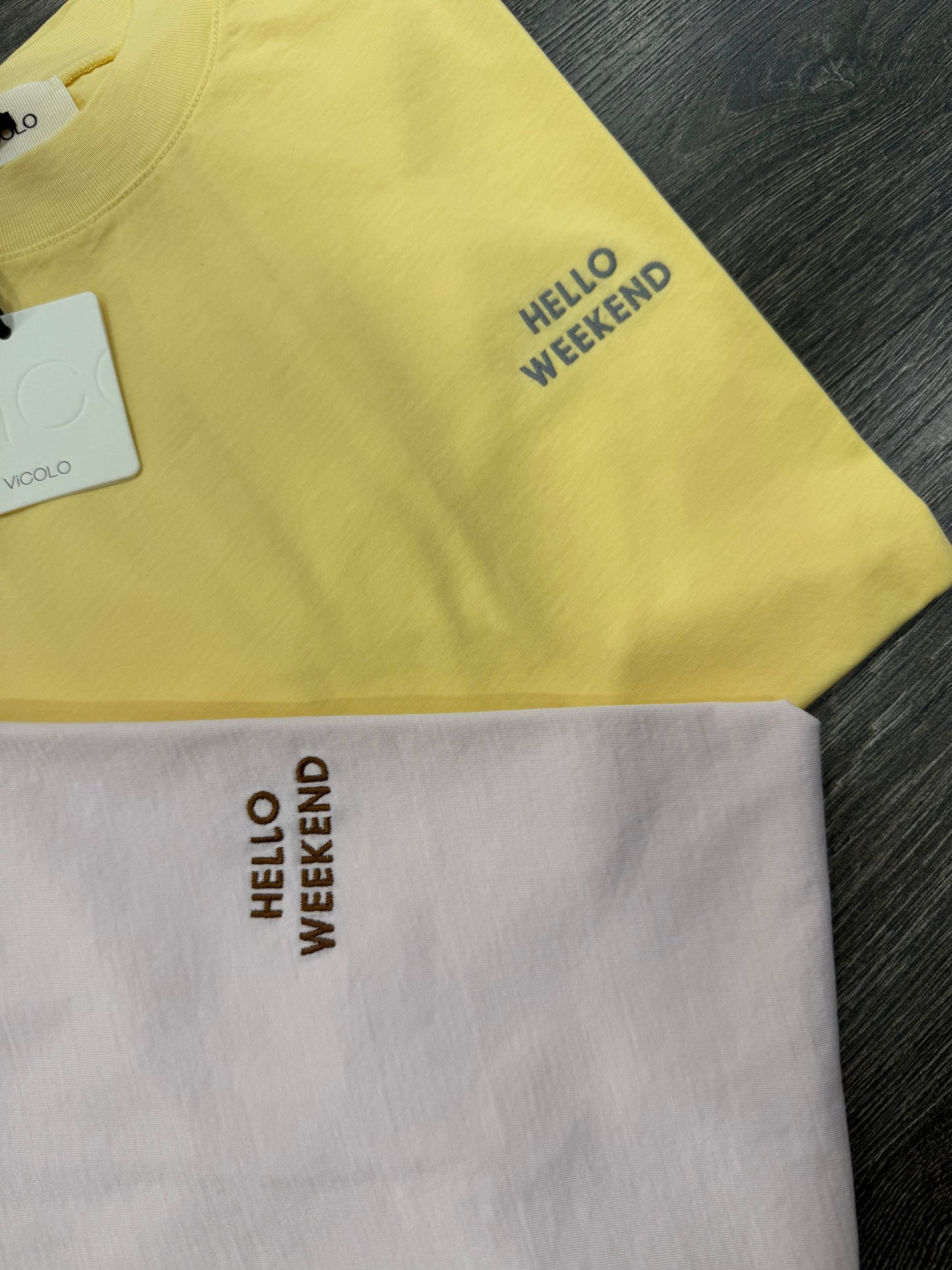 T-shirt Vicolo in Cotone con Ricamo “hello weekend”