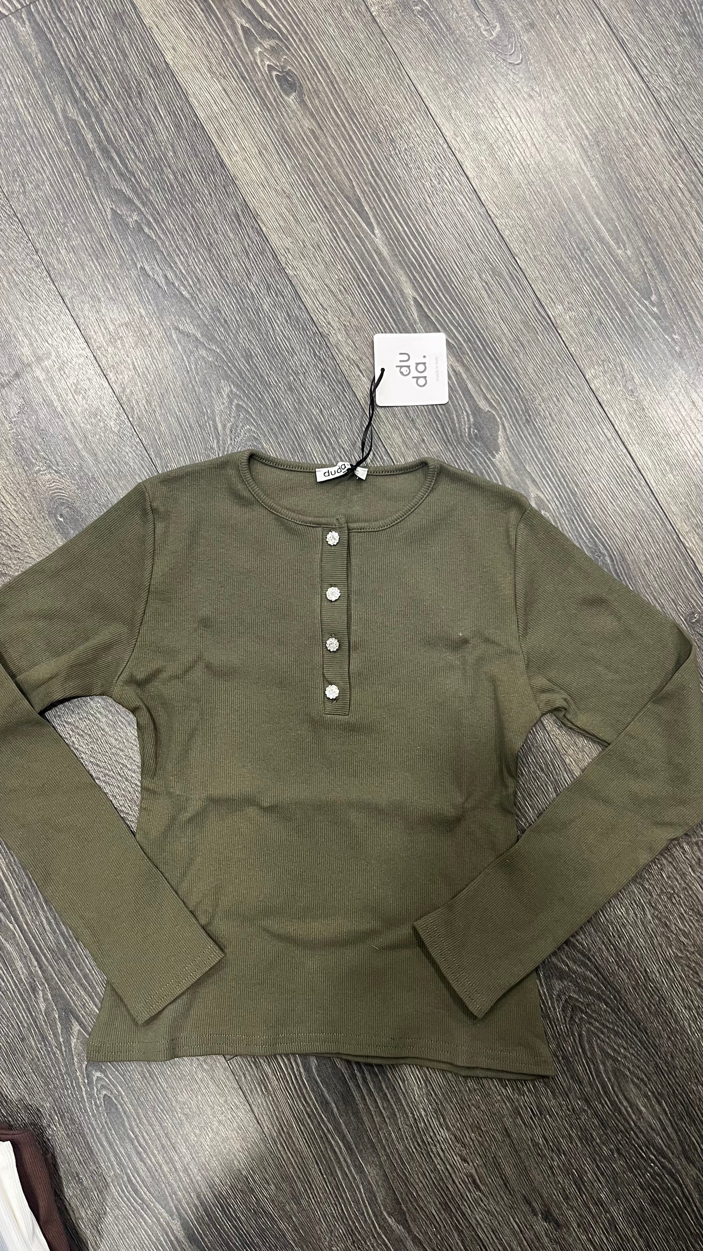 Maglia Bottoni Gioiello Manica Lunga e Costina in Varianti Colore