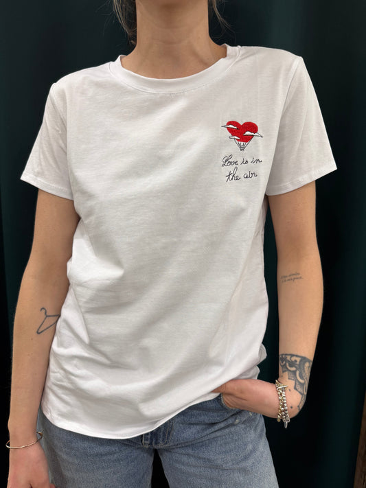 T-shirt “Love is in the air”