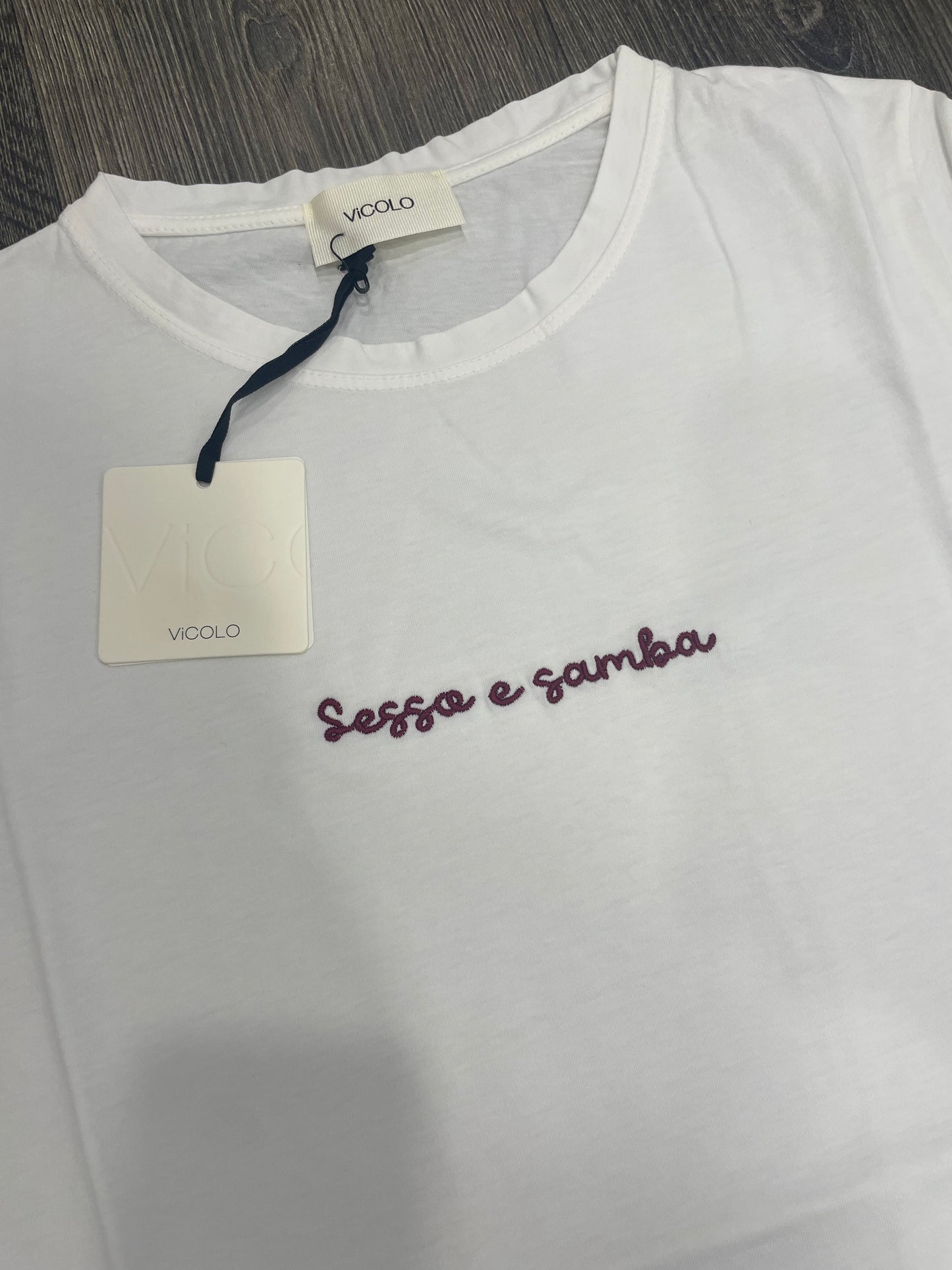 T-Shirt Vicolo “Sesso e Samba” Scritta Ricamata Bordeaux