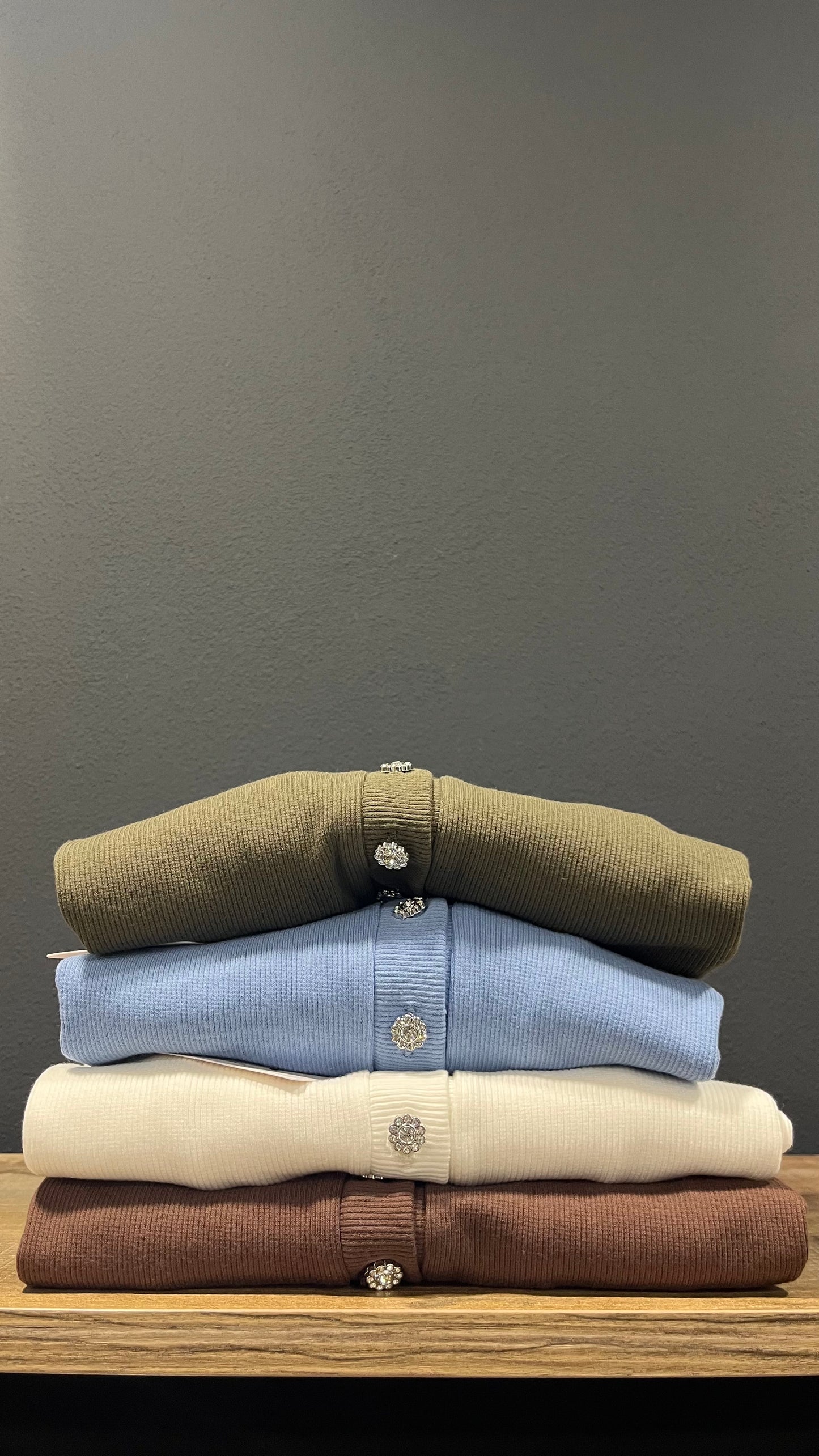 Maglia Bottoni Gioiello Manica Lunga e Costina in Varianti Colore