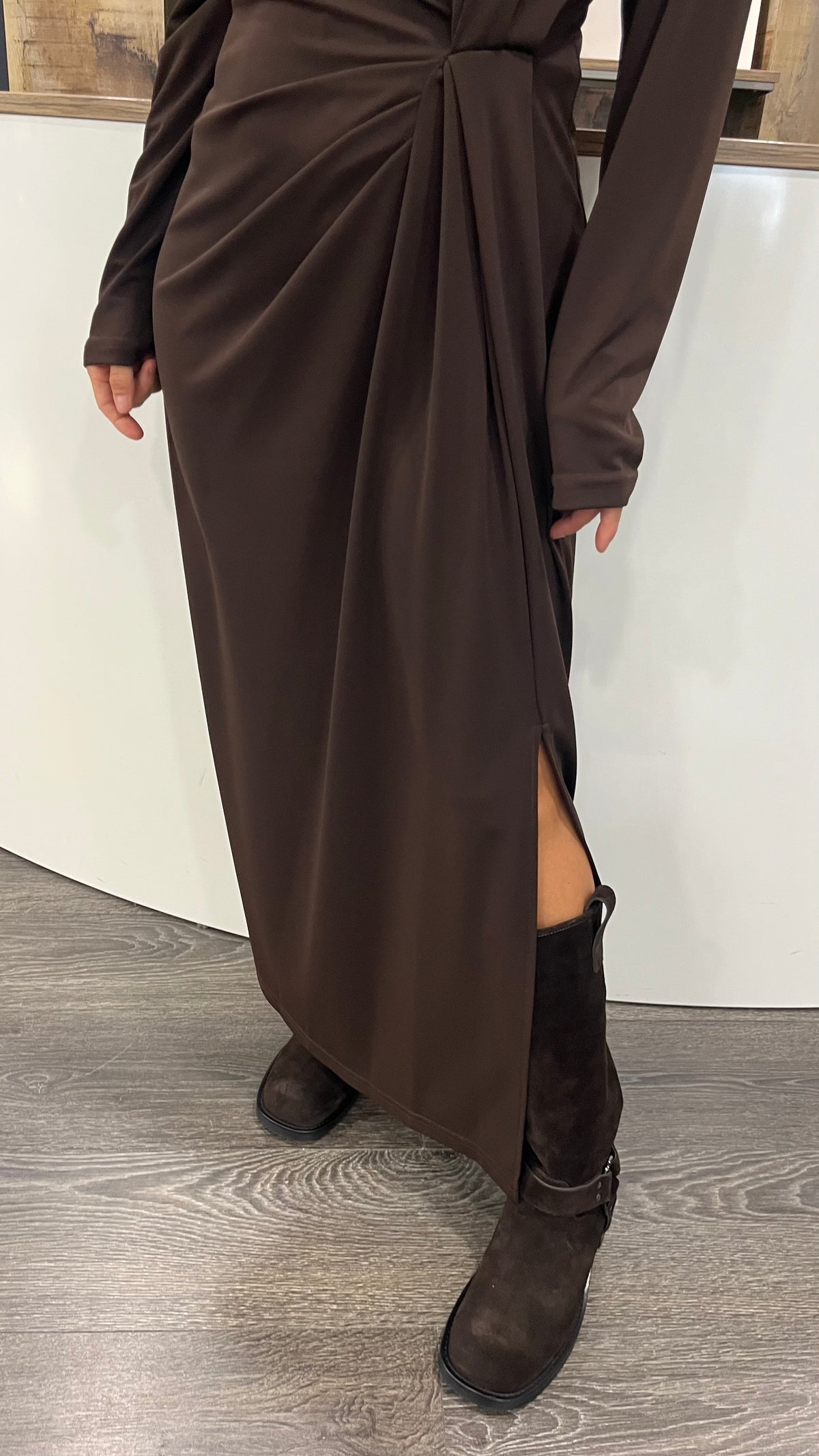 Abito Marrone con Arricciatura