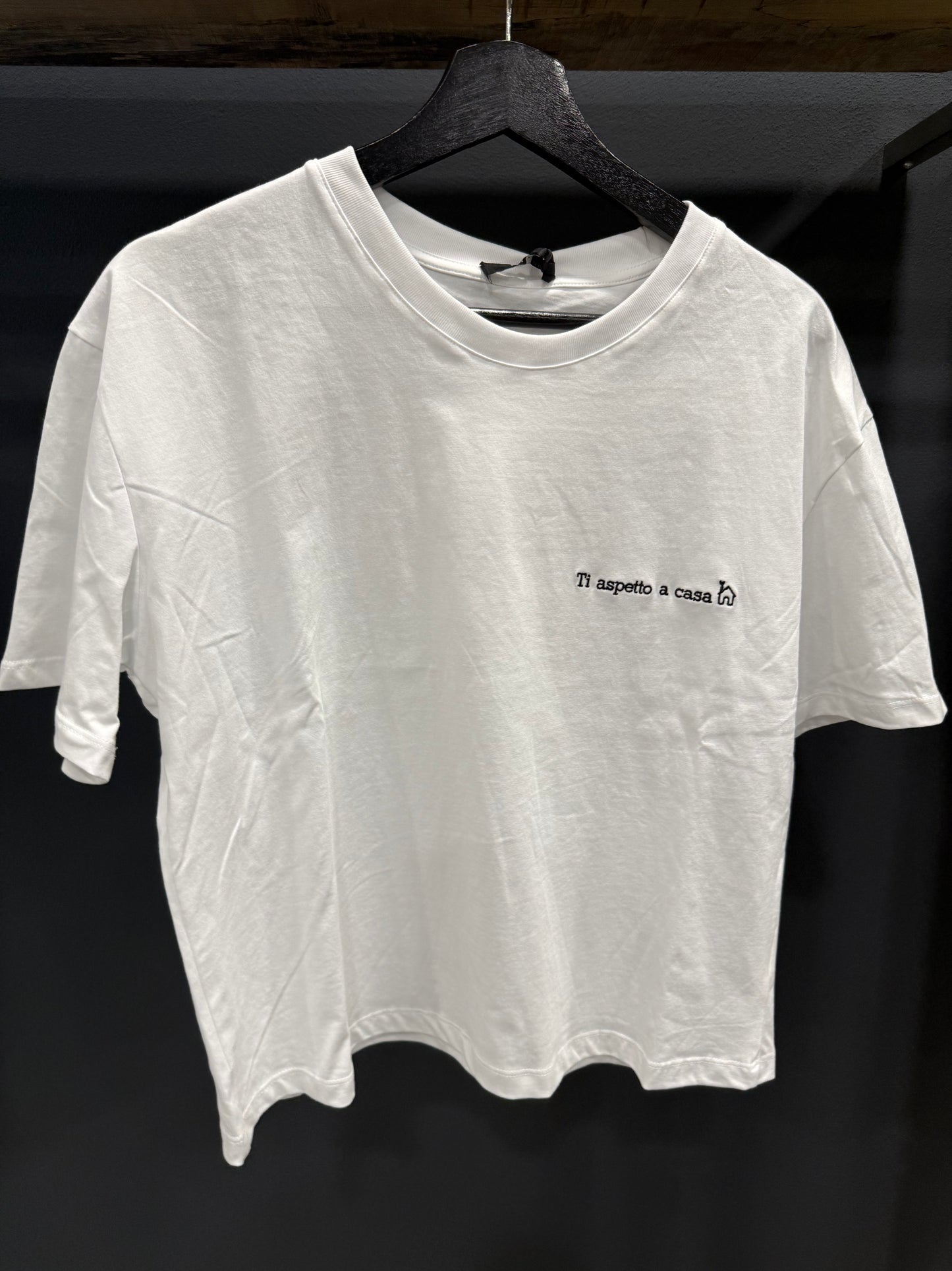 T-shirt Lumina Con scritta ricamata “ti aspetto a casa”
