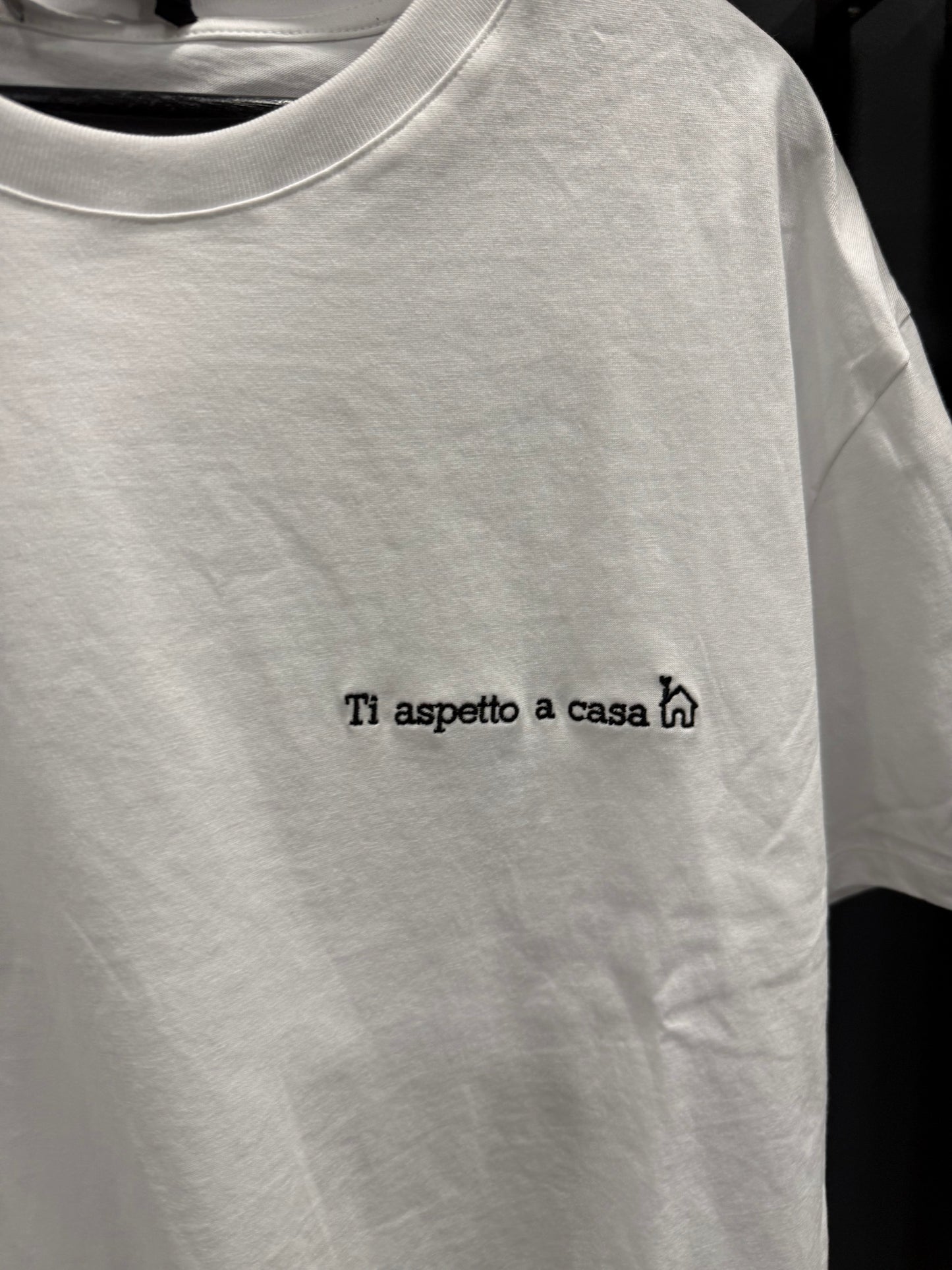 T-shirt Lumina Con scritta ricamata “ti aspetto a casa”