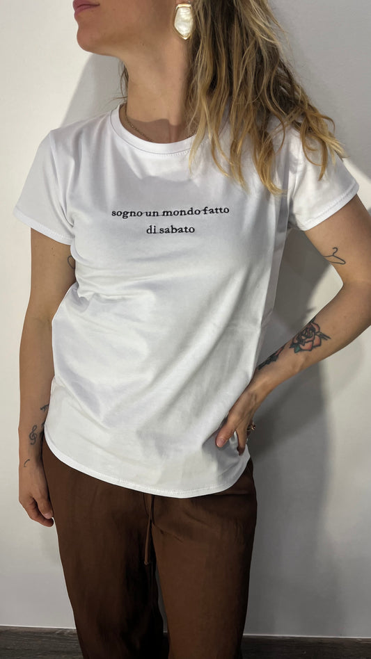 T-shirt in Cotone con Scritta “sogno un mondo fatto di sabato”