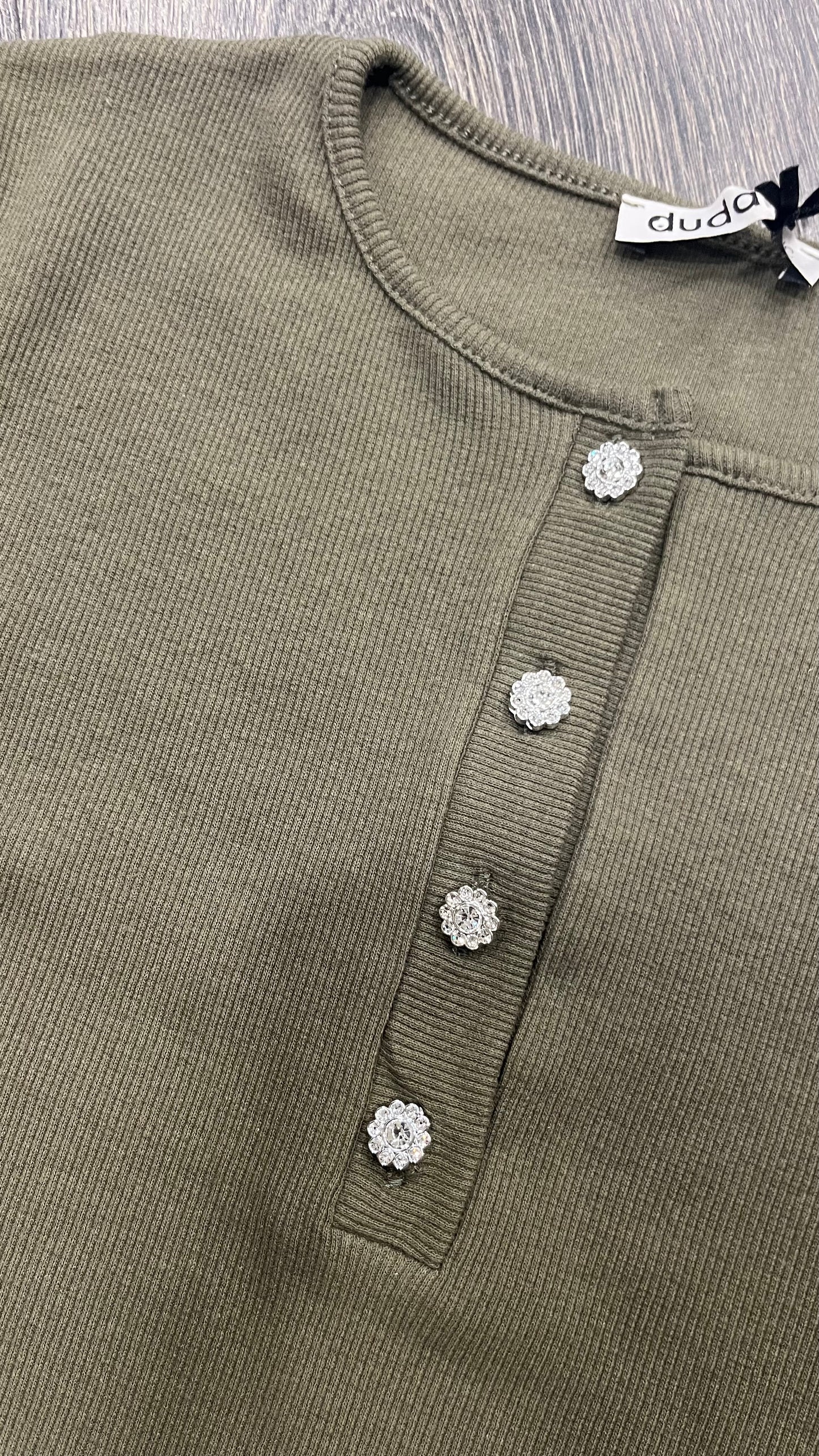Maglia Bottoni Gioiello Manica Lunga e Costina in Varianti Colore