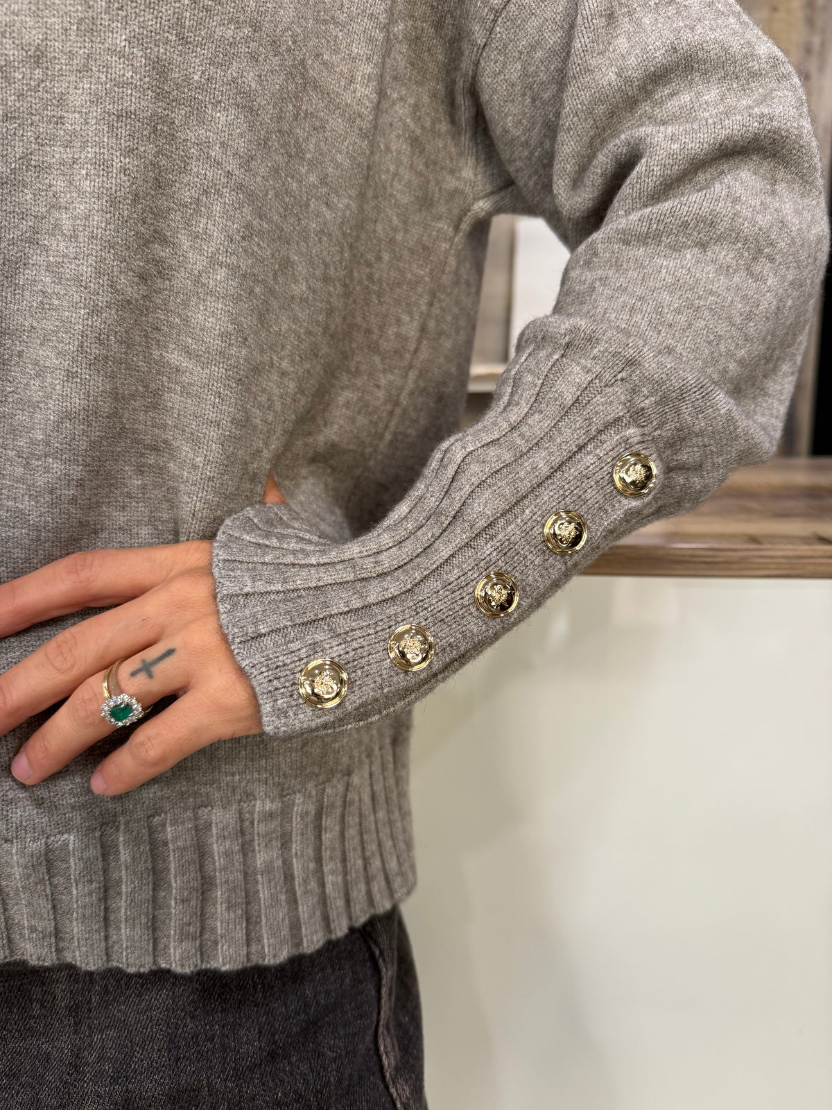 Maglione Tortora con Bottoni Oro