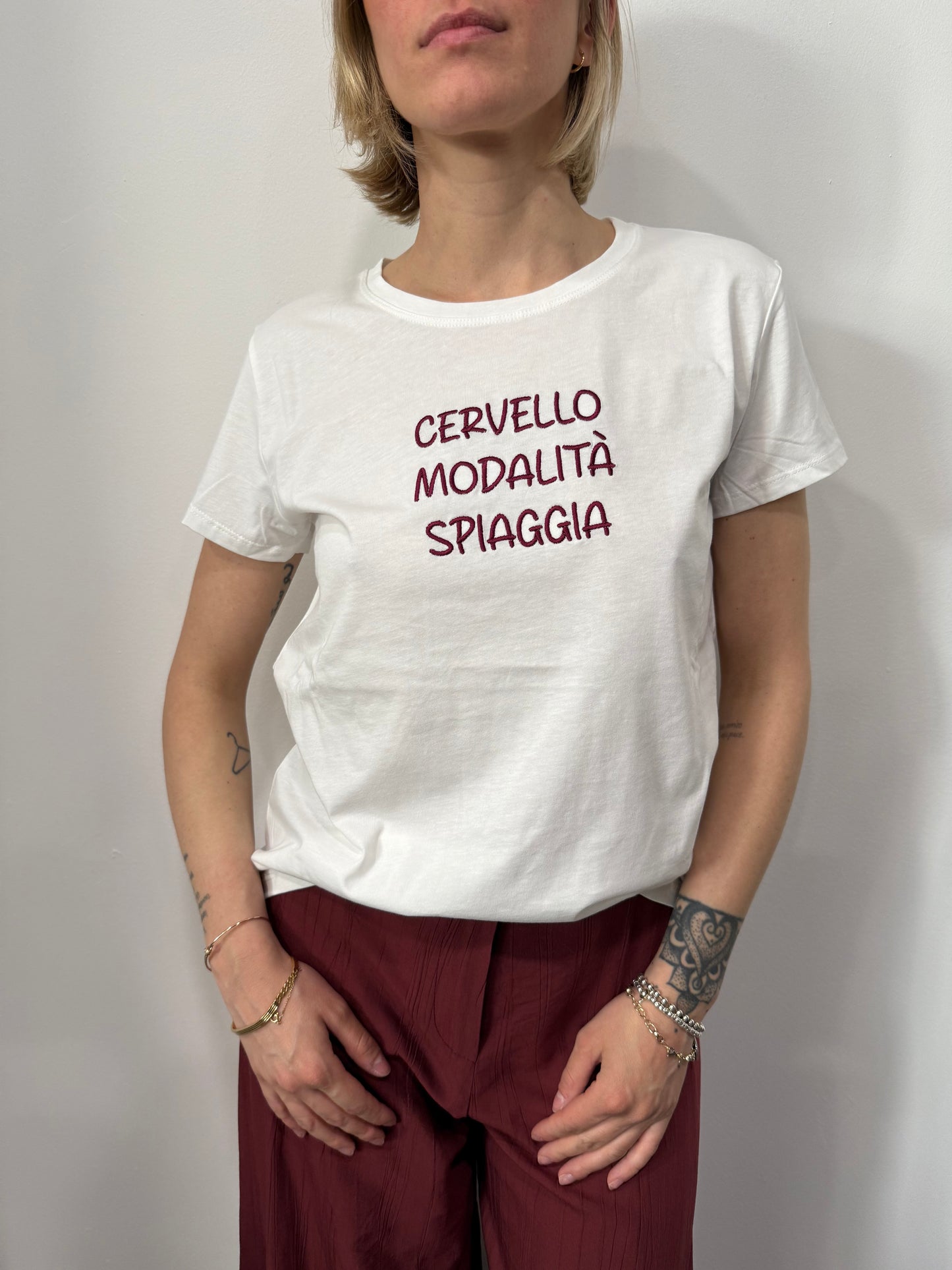 T-shirt Vicolo in Cotone Con Scritta Ricamata “ cervello modalità spiaggia”