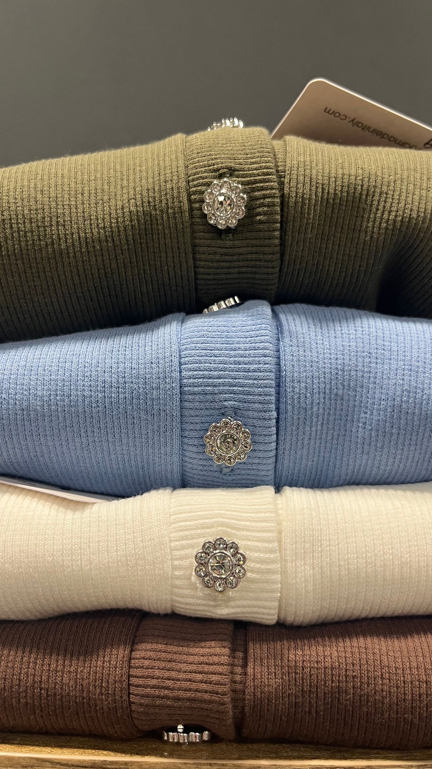 Maglia Bottoni Gioiello Manica Lunga e Costina in Varianti Colore