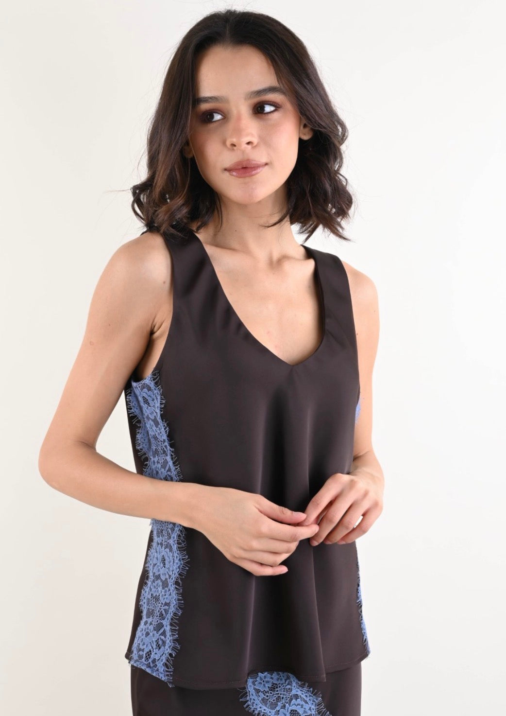 Top Raso Marrone con pizzo azzurro