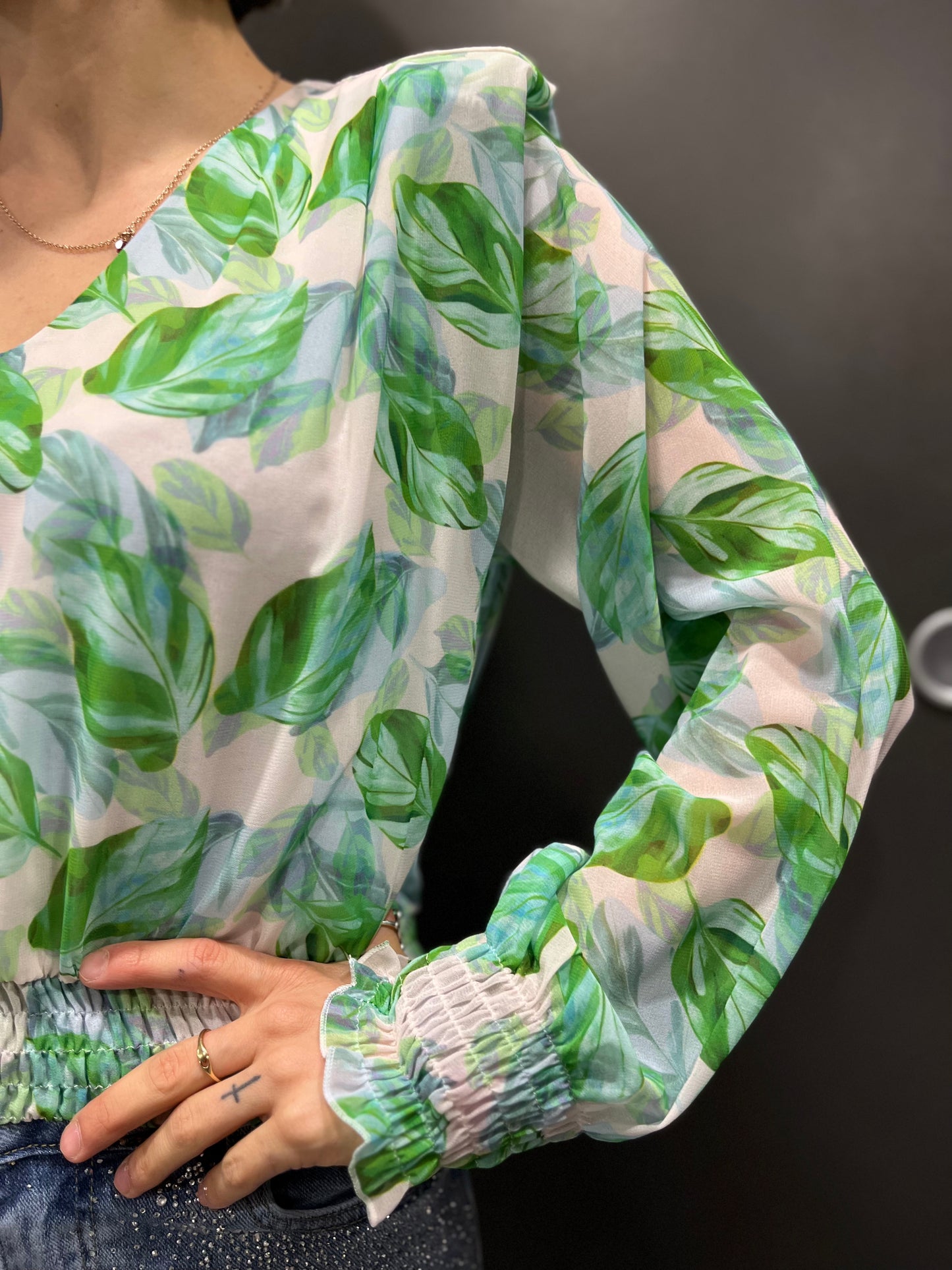Camicia Crop Con Spallotte e Fantasia Fiori Verde